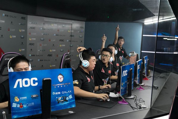 以其強大的 以其強大的